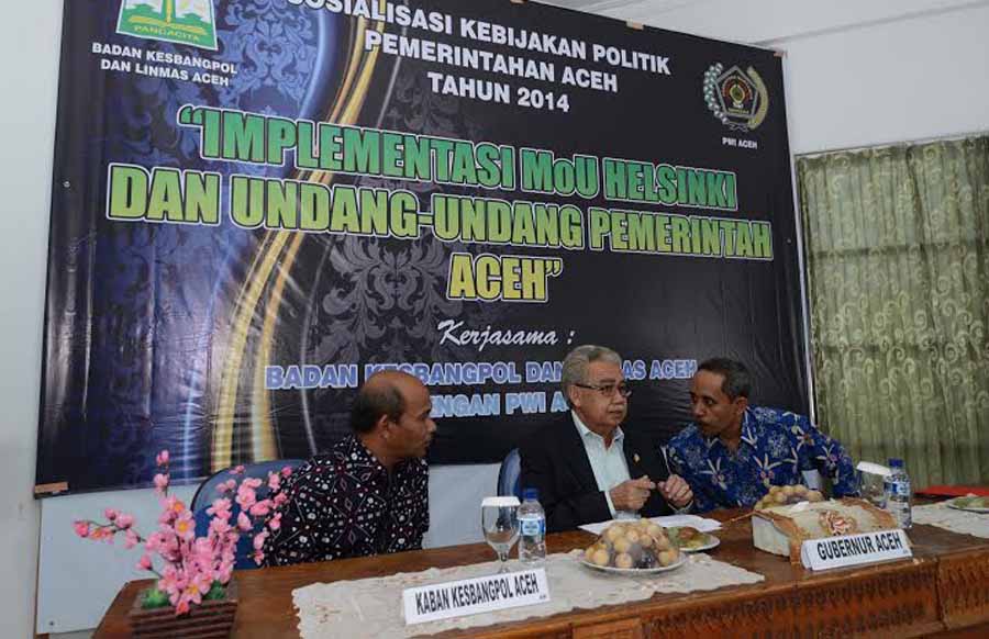 Gubernur Aceh Zaini Abdullah (tengah) bersama Kepala Kesbangpolinmas (kiri) dan Ketua PWI Aceh Tarmilin Usman (kanan). @Humas Pemerintah Aceh